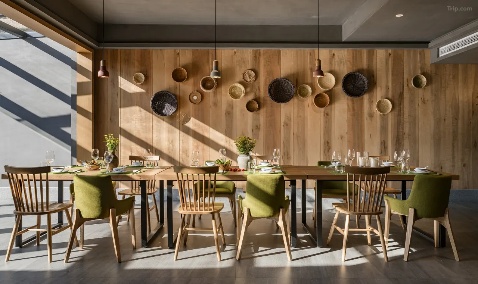 Dining area at Liu Shang Shoreside Hills by the Stream