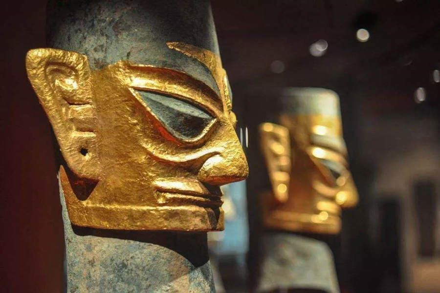 Gold bronze mask artefacts at the Sanxingdui Museum