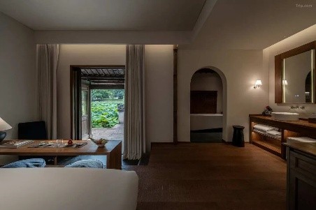 A calm guestroom inside SU House at Chengkan village