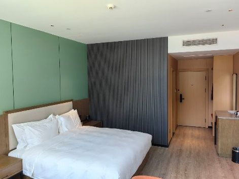 Guest room at Qomo Langzong Hotel, Jilong