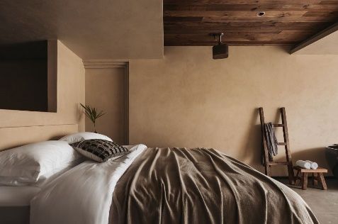 Guest room with earthen walls at Wuwei Shanshe Homestay