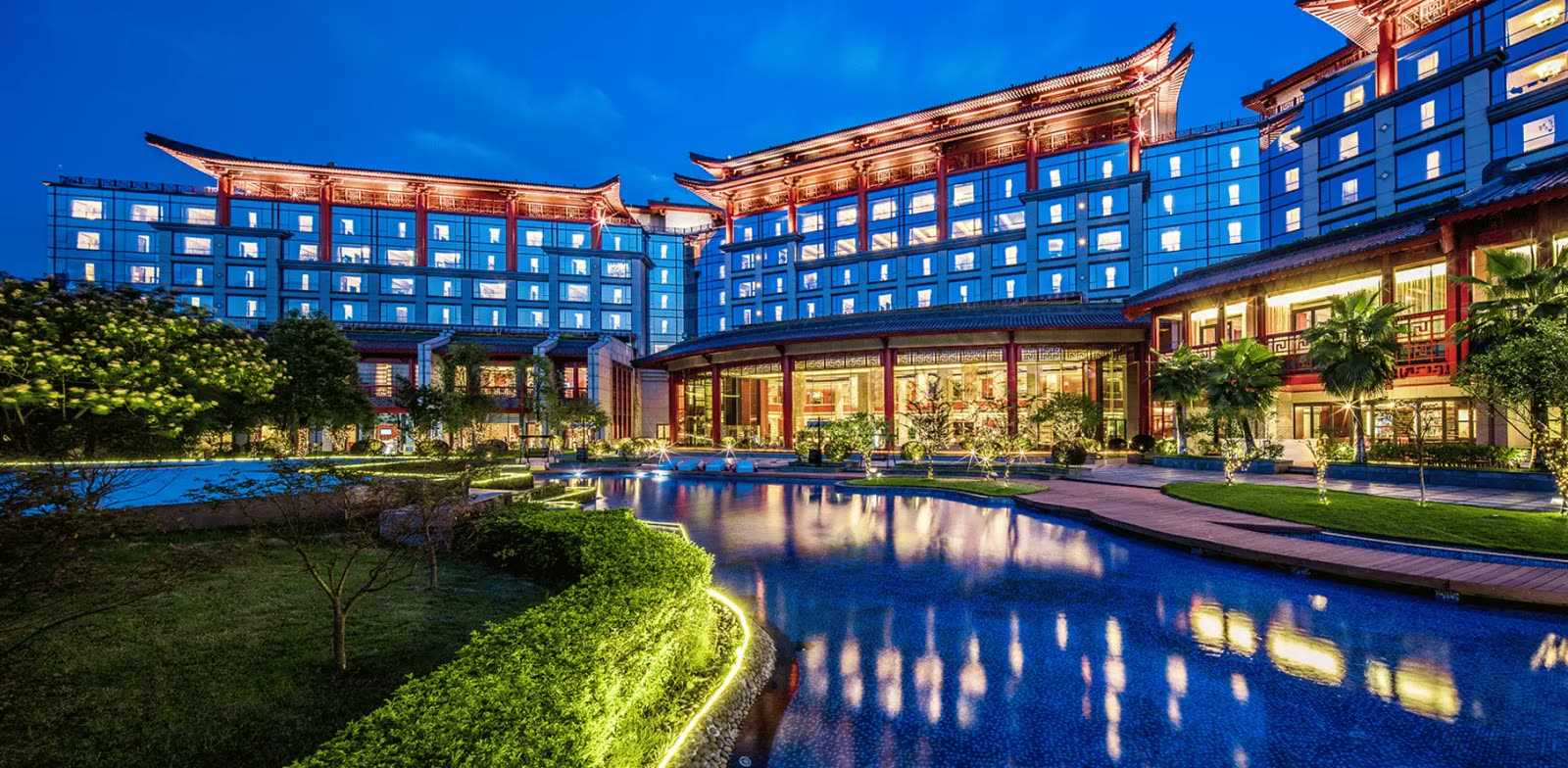 Shangri-La Guilin lit at dusk above its reflecting pools and gardens